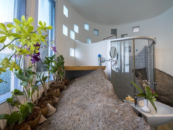 Bougainvillea villa bathroom side view