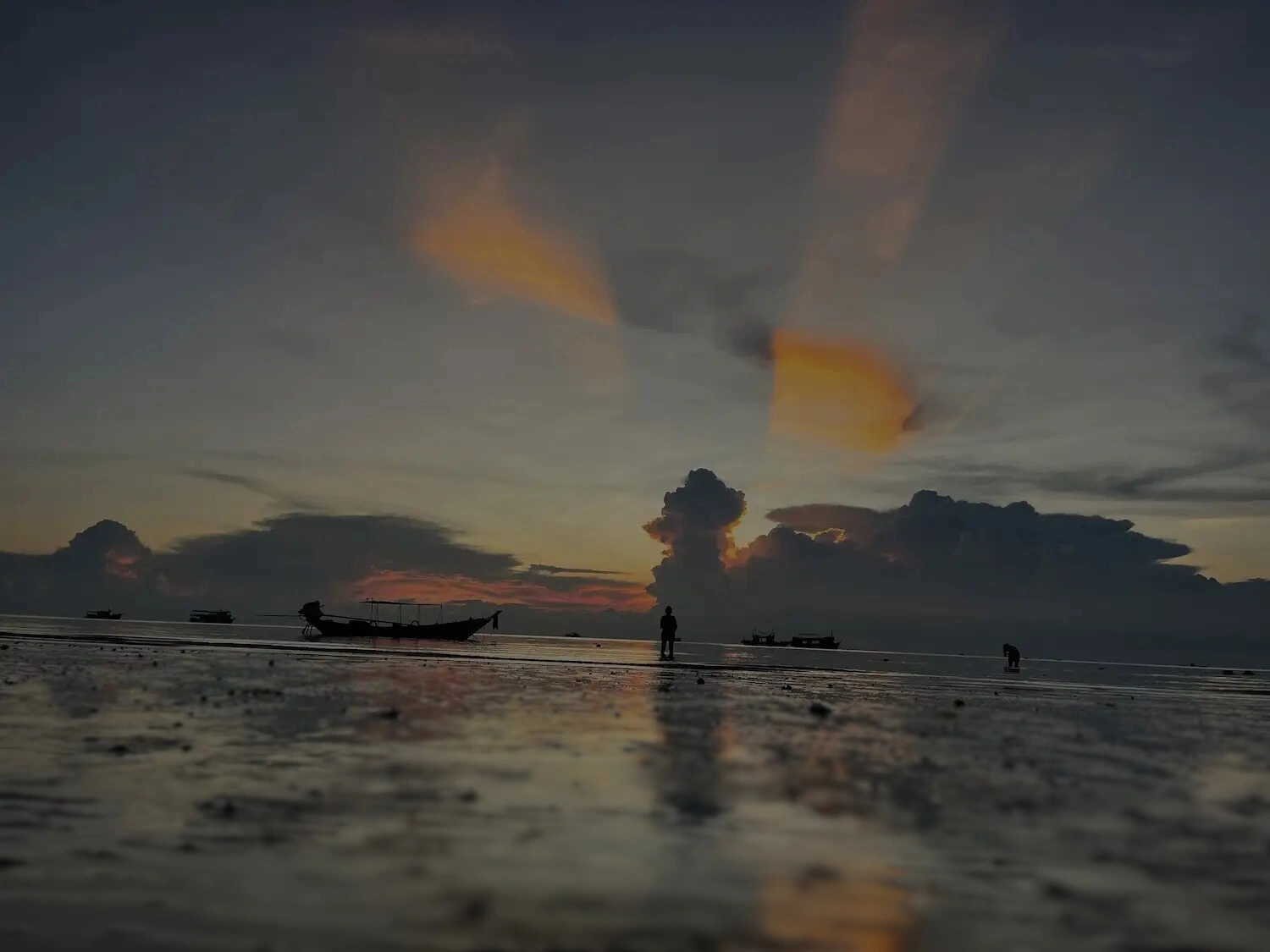 A beautiful view of Sairee beach, mere minutes away from Monkey Flower Villas. Showcases one of many activties on Koh Tao that Monkey Flower Villas is able to facilitate.