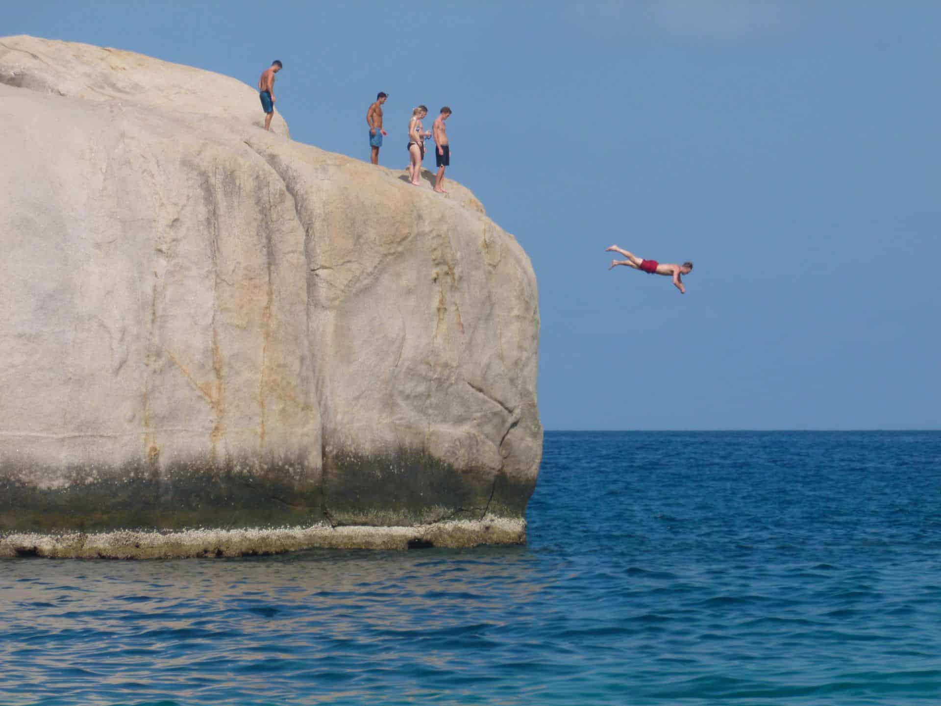 koh tao boulder jumping into the sea